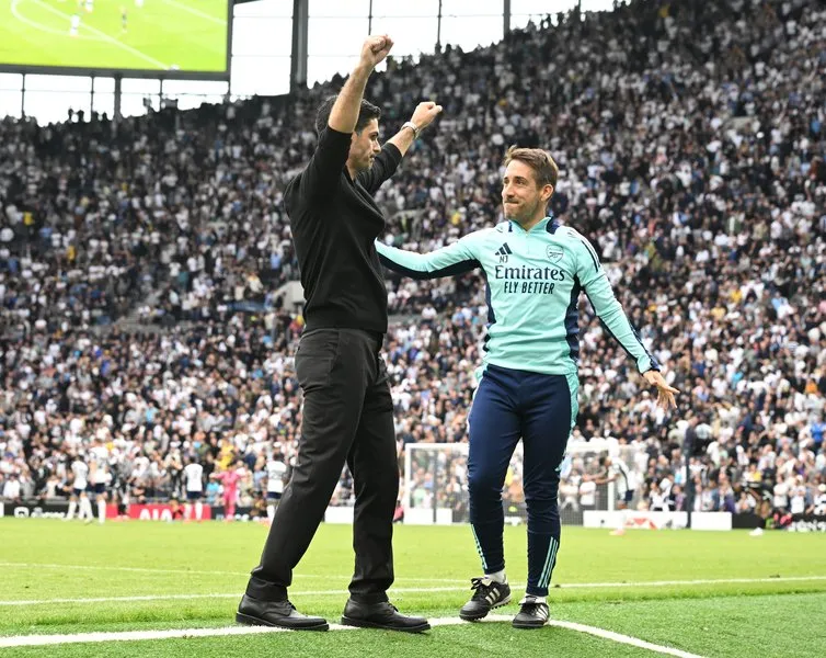 Imagem para representar os palpites de psg x arsenal com o técnico arteta comemorando sua classificação para as semi